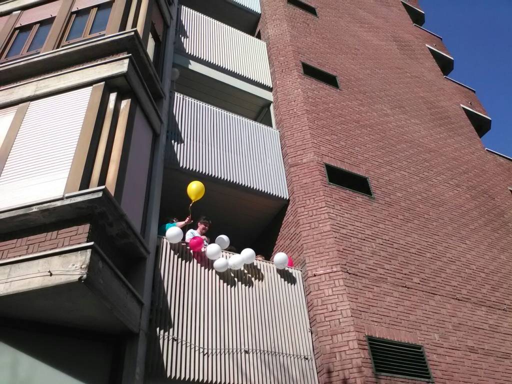 Palloncini bianchi per la giornata mondiale contro il cancro infantile