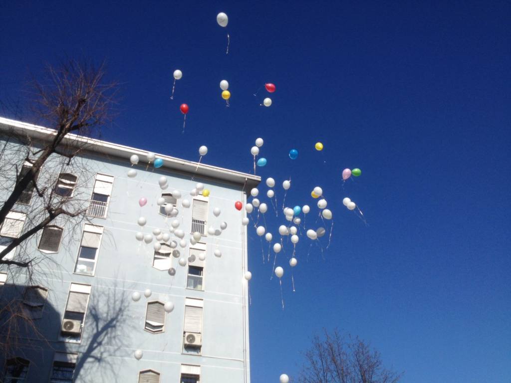 Palloncini bianchi per la giornata mondiale contro il cancro infantile