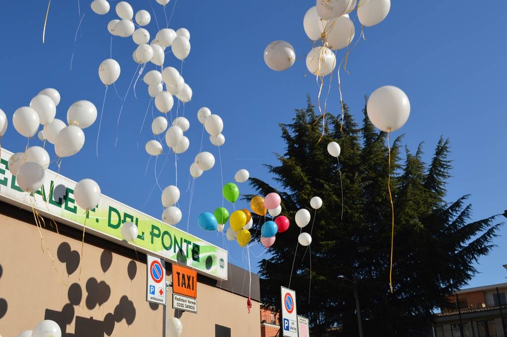 Palloncini bianchi per la giornata mondiale contro il cancro infantile