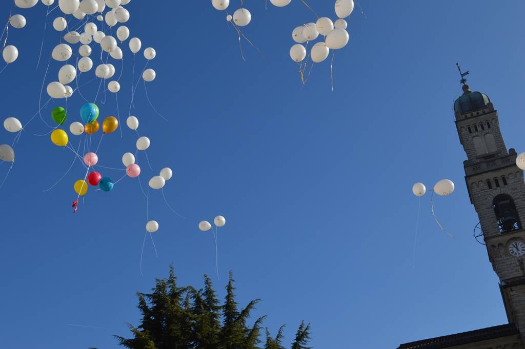 Palloncini bianchi per la giornata mondiale contro il cancro infantile