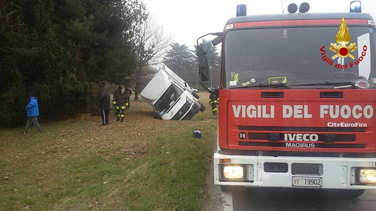 Scontro tra un furgone e un fuoristrada