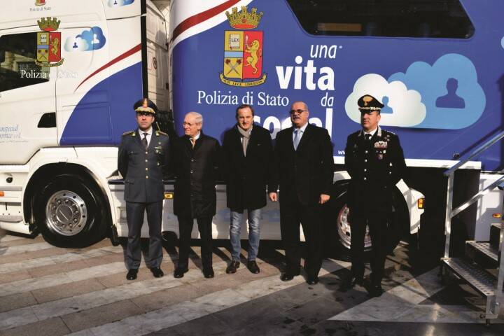 UNA VITA DA SOCIAL BUSTO Pagina 24