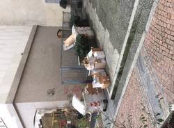 Via Griffi a Varese "ostruita" dai rifiuti