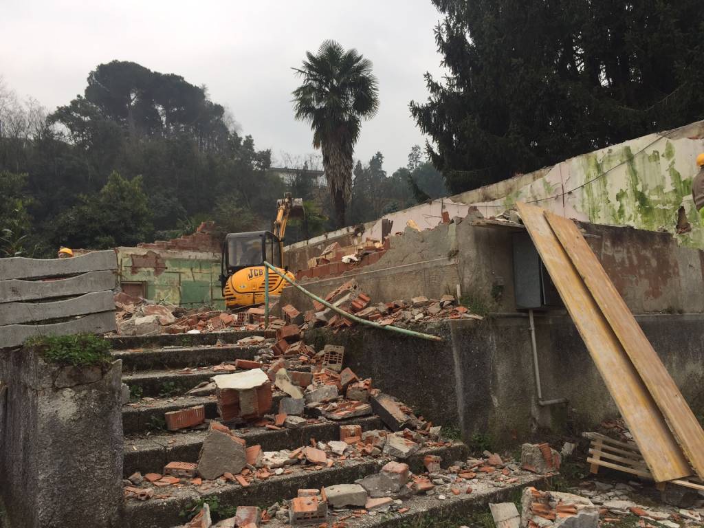 Abbattuto l'ex circolo di Porto Valtravaglia 