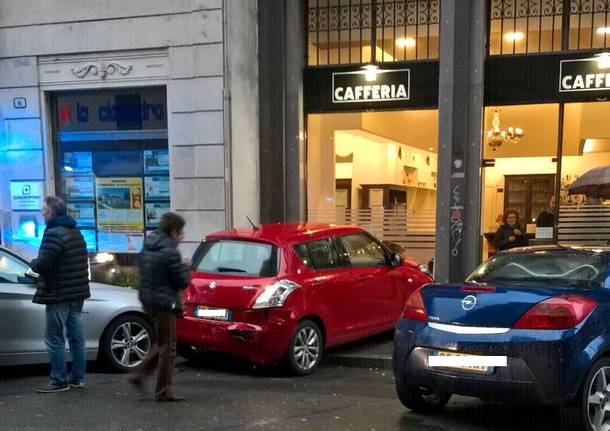 auto in un bar Gallarate