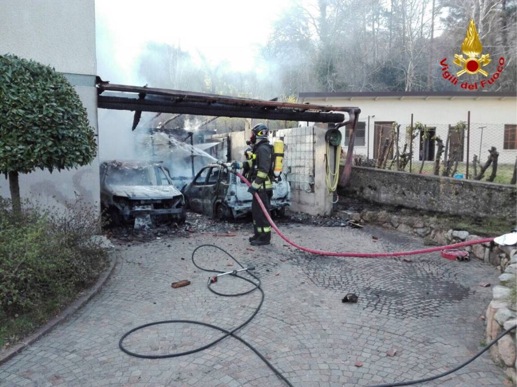 In fiamme un box, al lavoro i vigili del fuoco