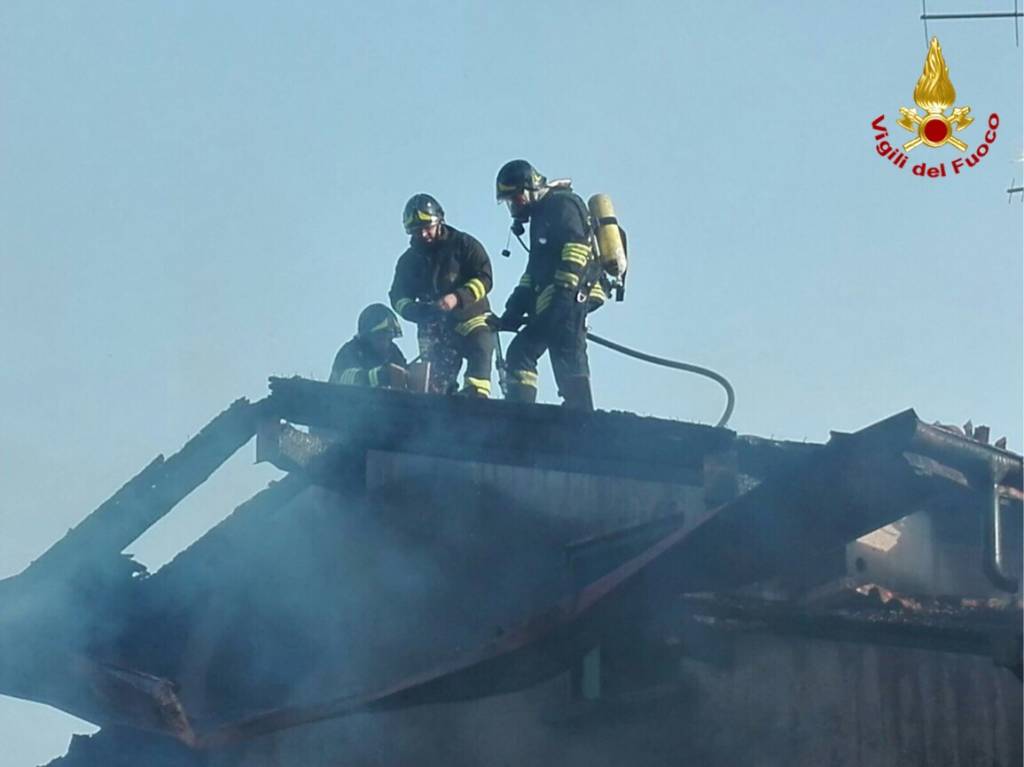 In fiamme un box, al lavoro i vigili del fuoco