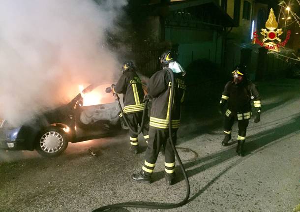 A fuoco un\'auto nella notte