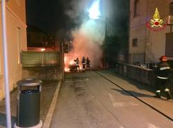 A fuoco un\'auto nella notte