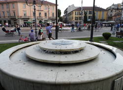 Archetti per difendere la fontana da bimbi e rifiuti