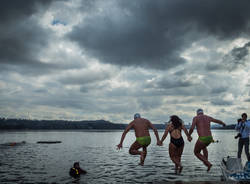 Il tuffo nel lago a Cadrezzate