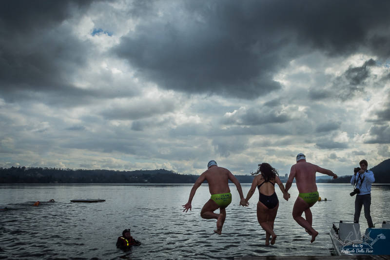 Il tuffo nel lago a Cadrezzate