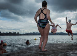 Il tuffo nel lago a Cadrezzate