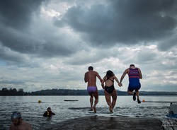 Il tuffo nel lago a Cadrezzate