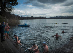 Il tuffo nel lago a Cadrezzate