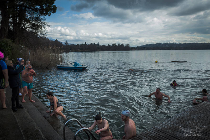Il tuffo nel lago a Cadrezzate