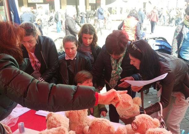 Bimbi-dottori curano in piazza gli orsetti malati