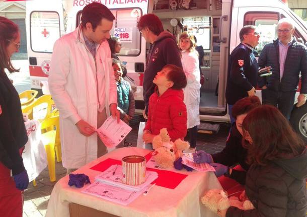 Bimbi-dottori curano in piazza gli orsetti malati