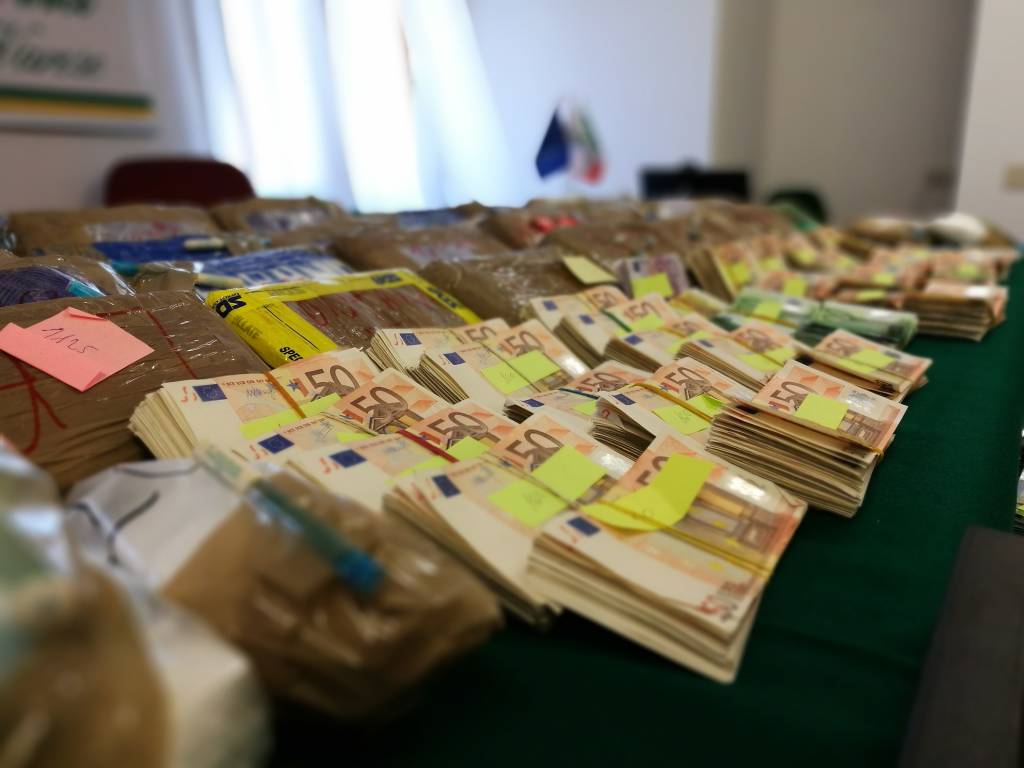 cocaina soldi guardia di finanza