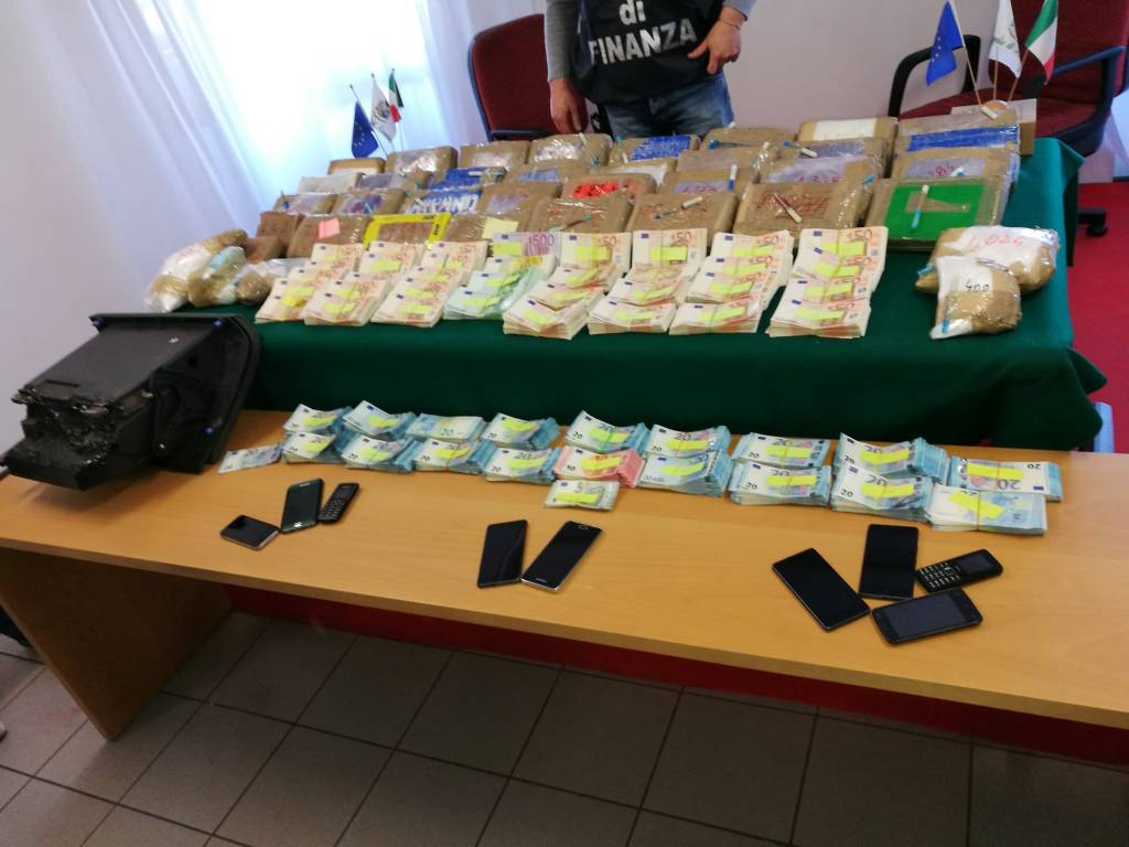 cocaina soldi guardia di finanza