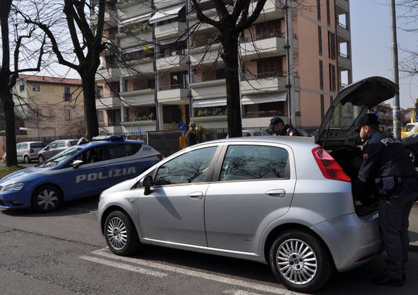 controllo perquisizione posto di blocco polizia busto arsizio