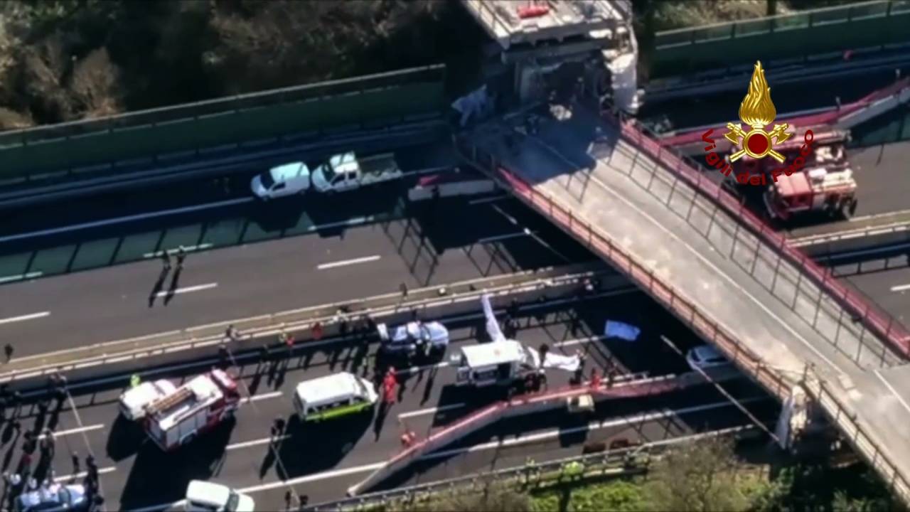 Crolla il ponte autostradale in A14