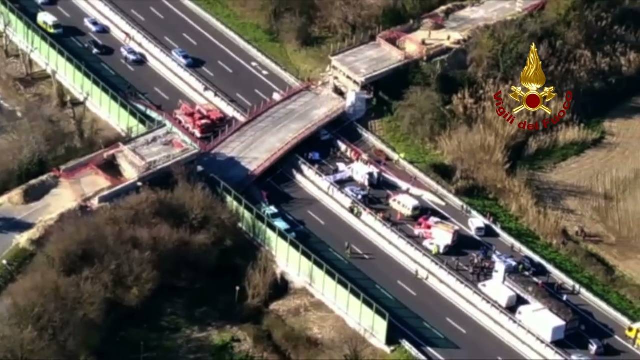 Crolla il ponte autostradale in A14