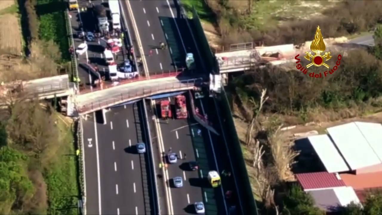 Crolla il ponte autostradale in A14