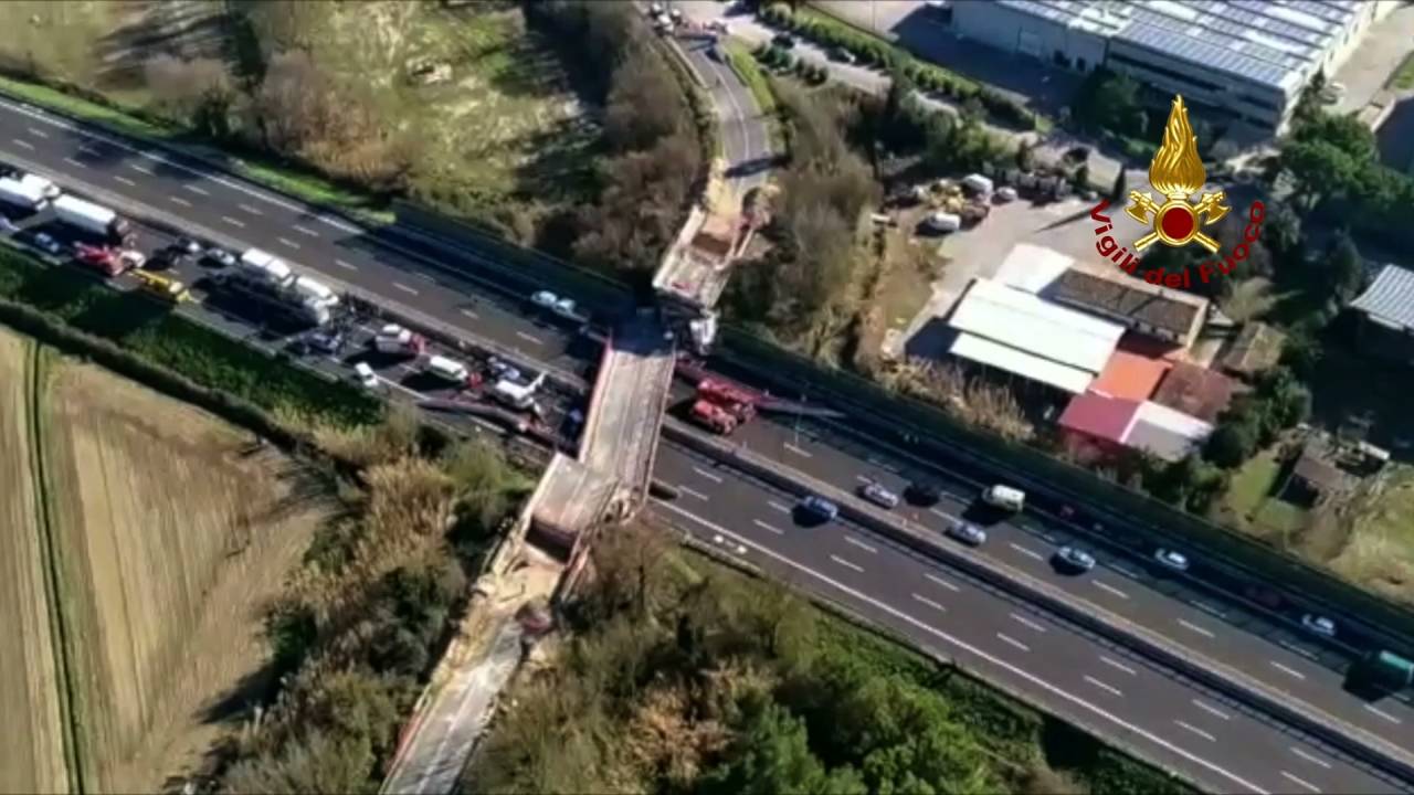 Crolla il ponte autostradale in A14