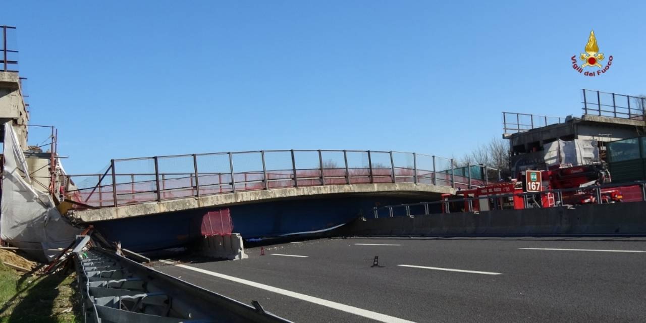 Crolla il ponte autostradale in A14