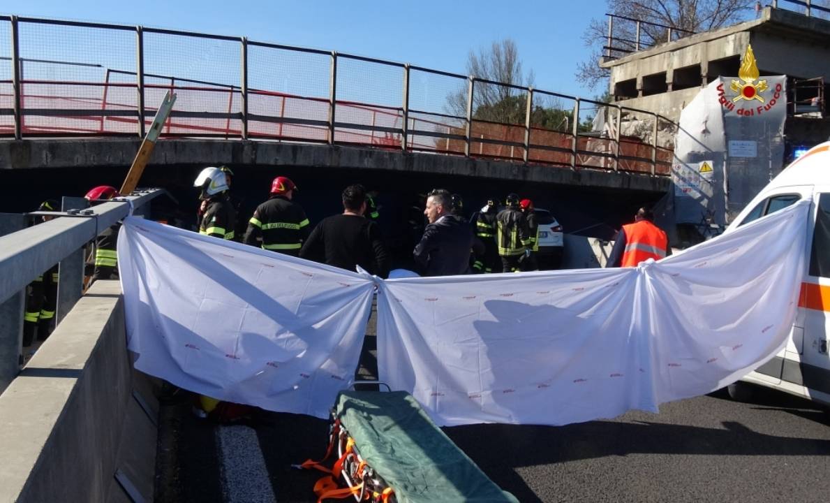 Crolla il ponte autostradale in A14