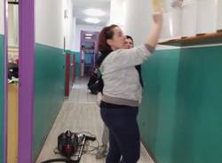 Genitori imbiancano l'asilo di Besozzo