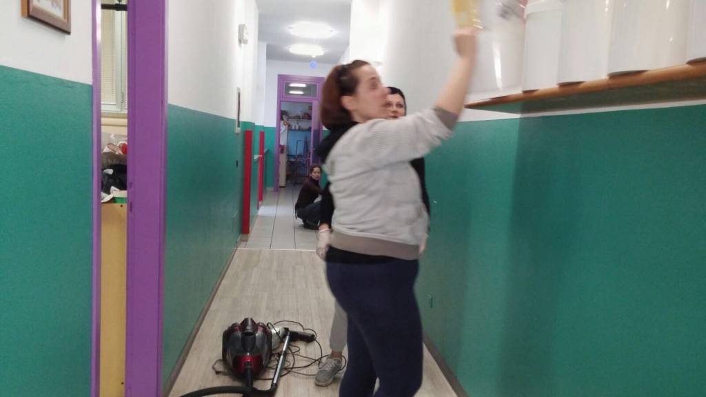 Genitori imbiancano l'asilo di Besozzo 
