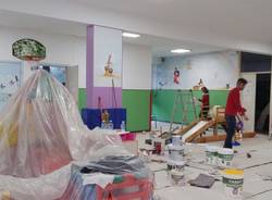 Genitori imbiancano l'asilo di Besozzo