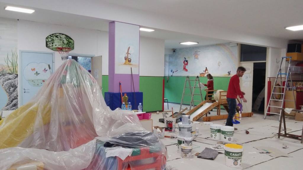 Genitori imbiancano l'asilo di Besozzo 