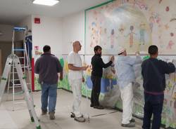 Genitori imbiancano l'asilo di Besozzo