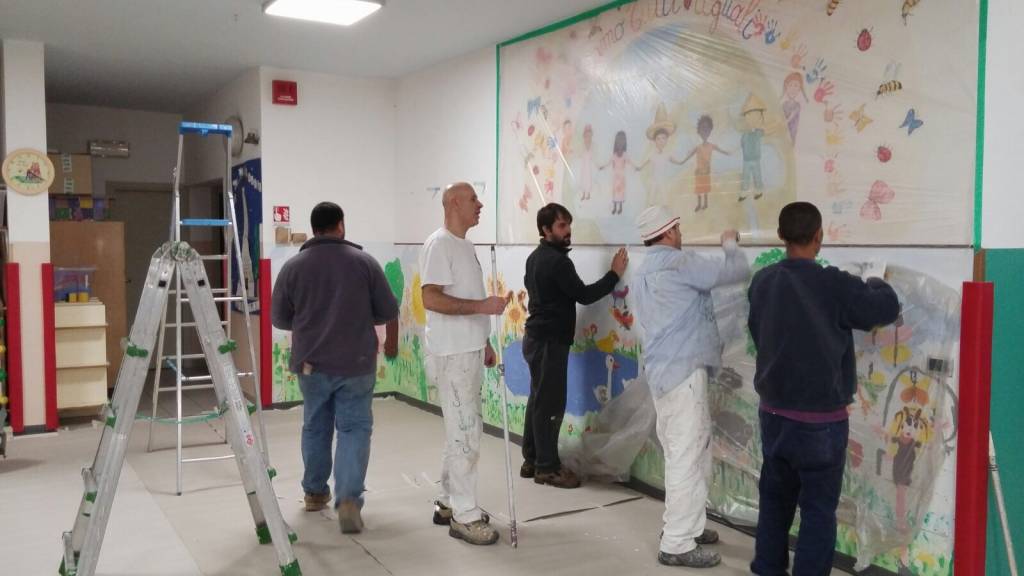 Genitori imbiancano l'asilo di Besozzo 