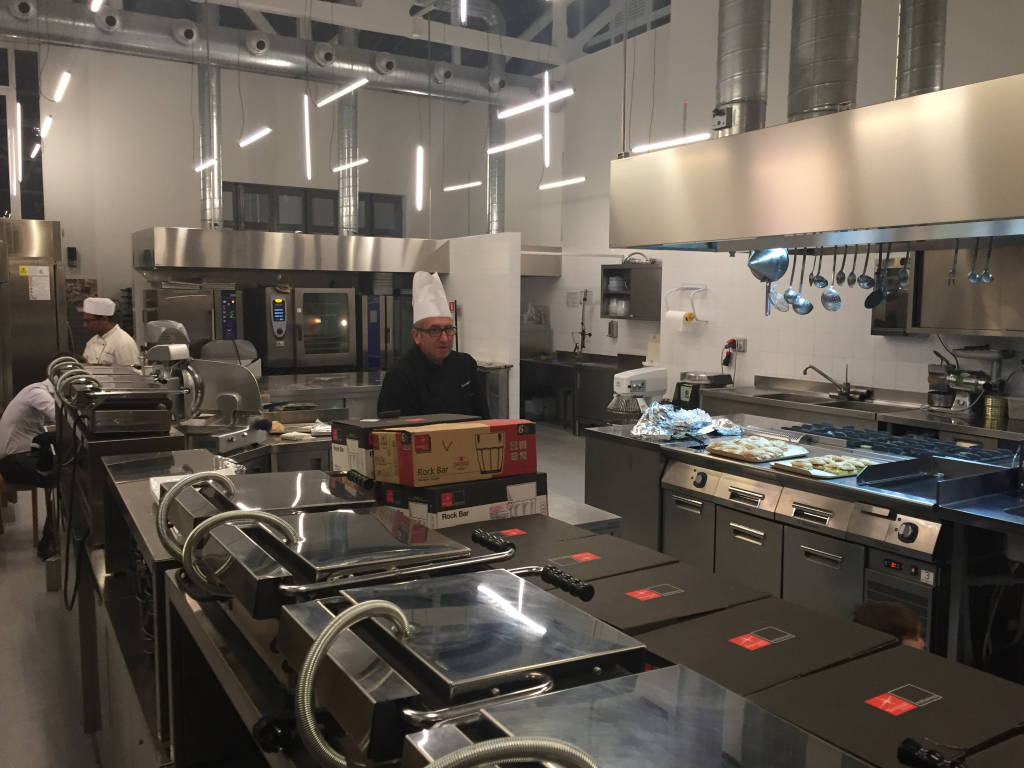 Massimo Grazioli nel museo dell'accademia del panino Italiano