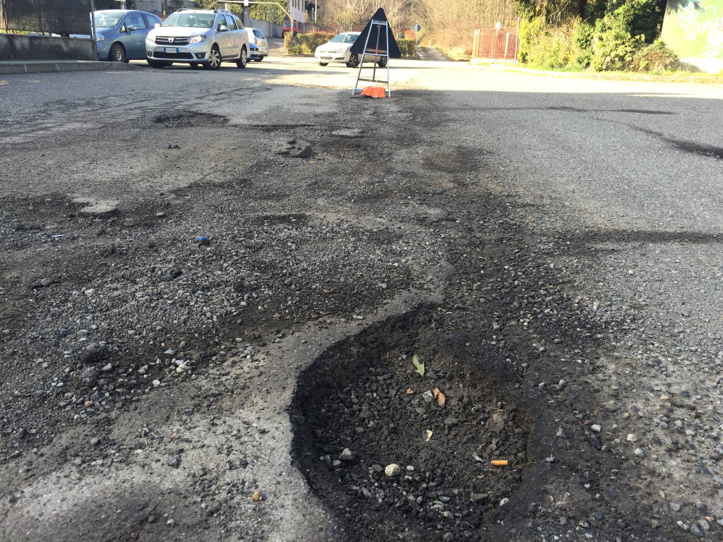 Strade gruviera fuori dalle scuole