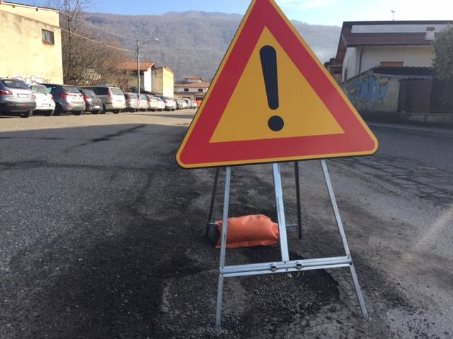 Strade gruviera fuori dalle scuole