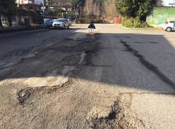 Strade gruviera fuori dalle scuole