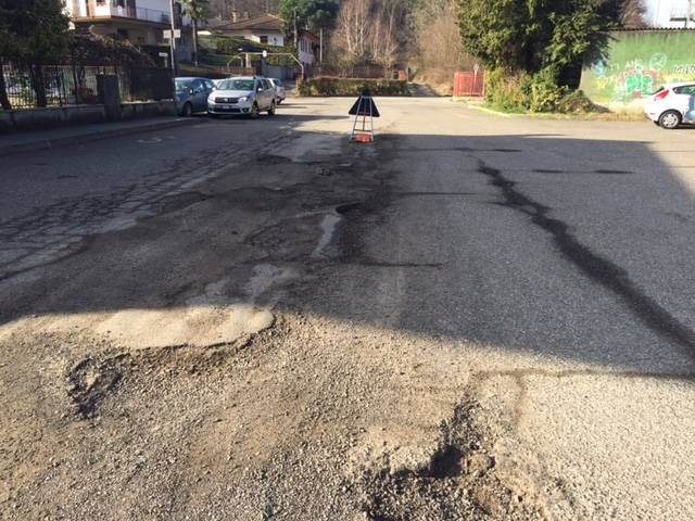 Strade gruviera fuori dalle scuole