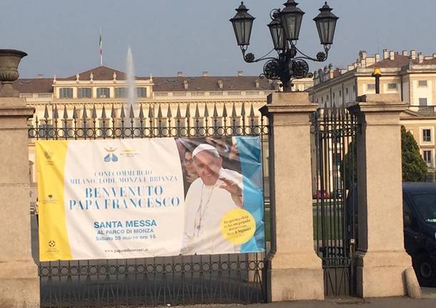 Striscioni di benvenuto per Papa Francesco in lombardia