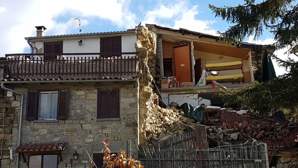 Tra le case distrutte