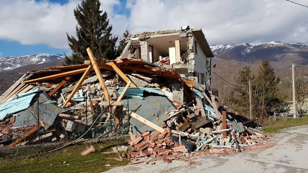 Tra le case distrutte