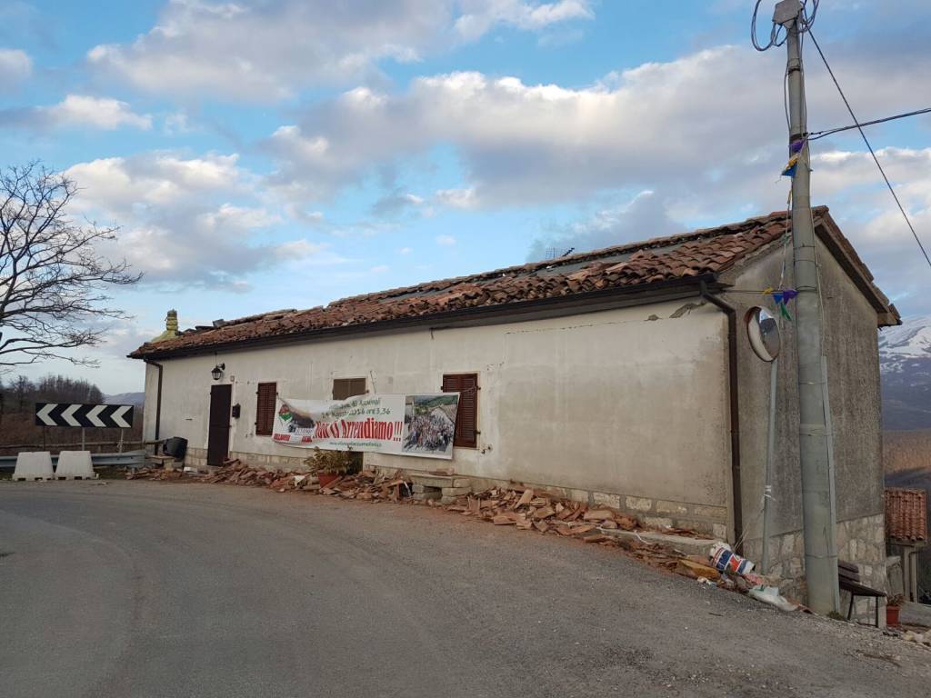 Tra le case distrutte
