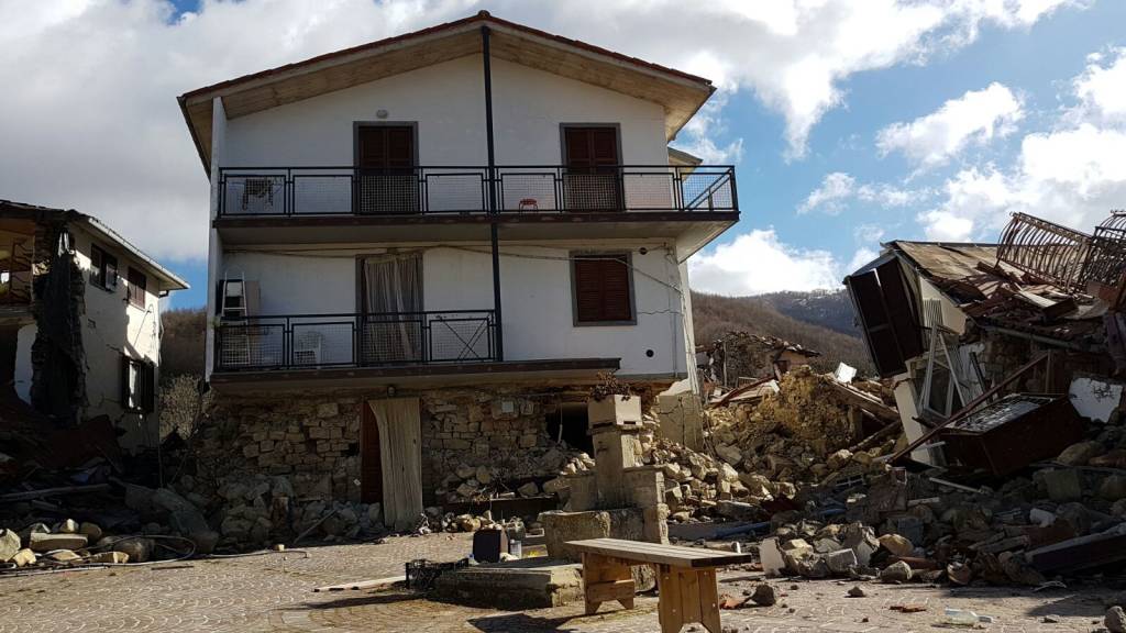 Tra le case distrutte