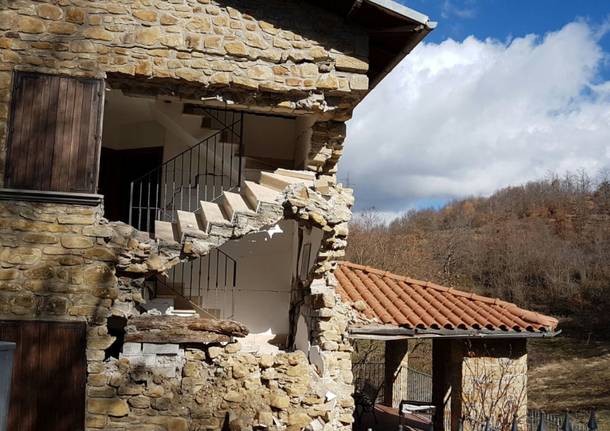 Tra le case distrutte dal terremoto