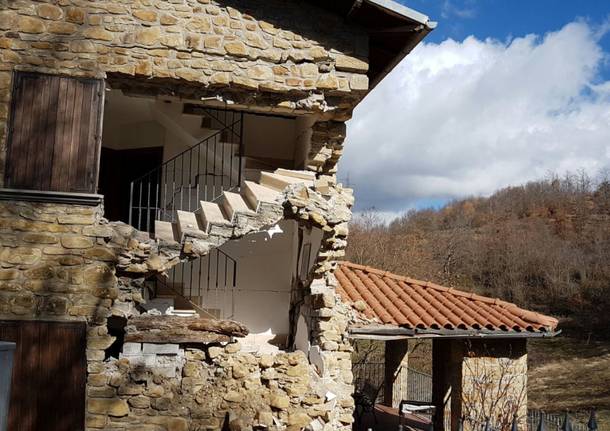 Tra le case distrutte dal terremoto