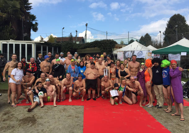 Tuffo nell'acqua nel lago di Monate 